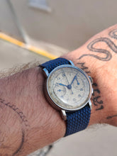 Load image into Gallery viewer, Rare chronographe Omega 28.9 T2 - mamontrevintage