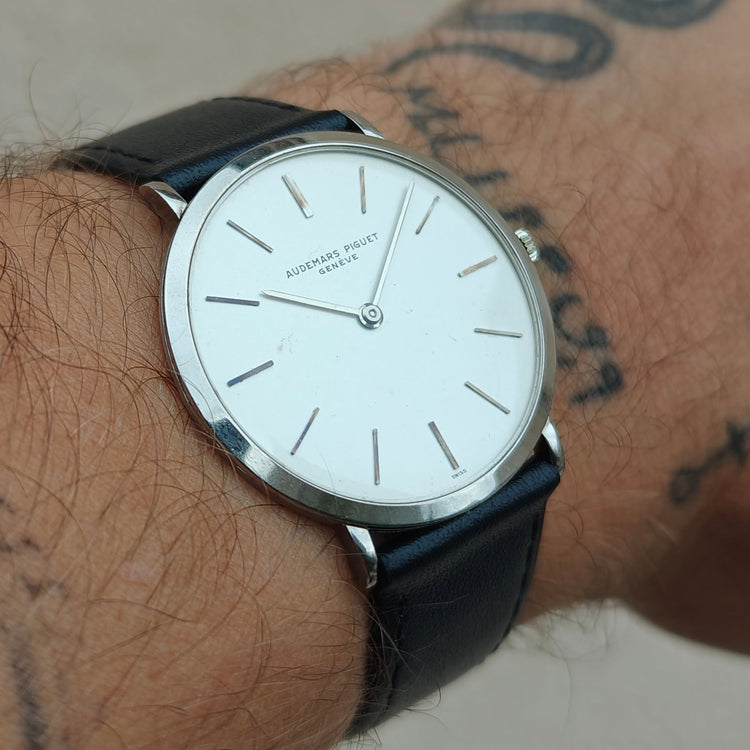 Audemars Piguet ultraflach: Geschichte feiner Uhrmacherkunst — Vintage-Armbanduhr fotografiert von Mamontrevintage