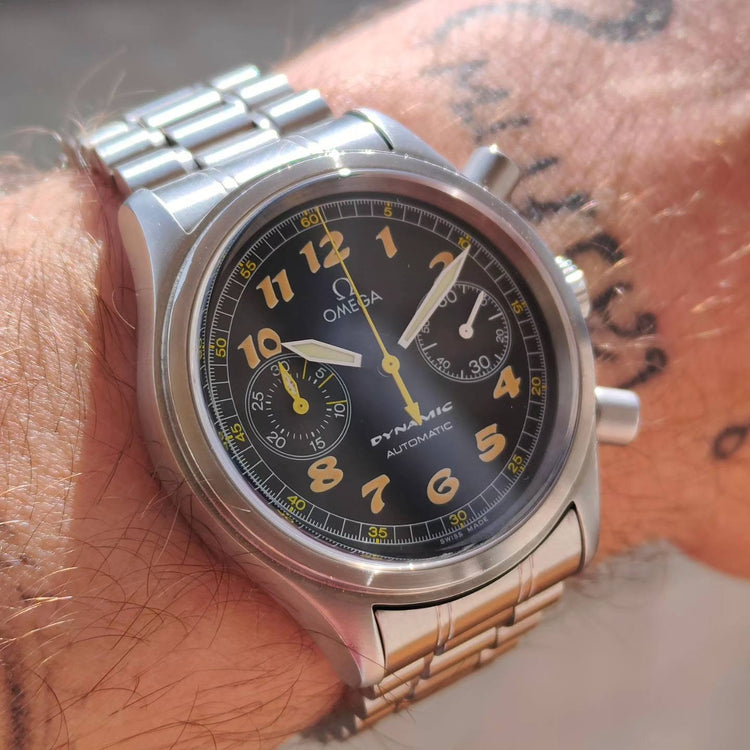 Omega Dynamic III: Automatikchronograph im Stil militärischer Uhren — Vintage-Armbanduhr fotografiert von Mamontrevintage