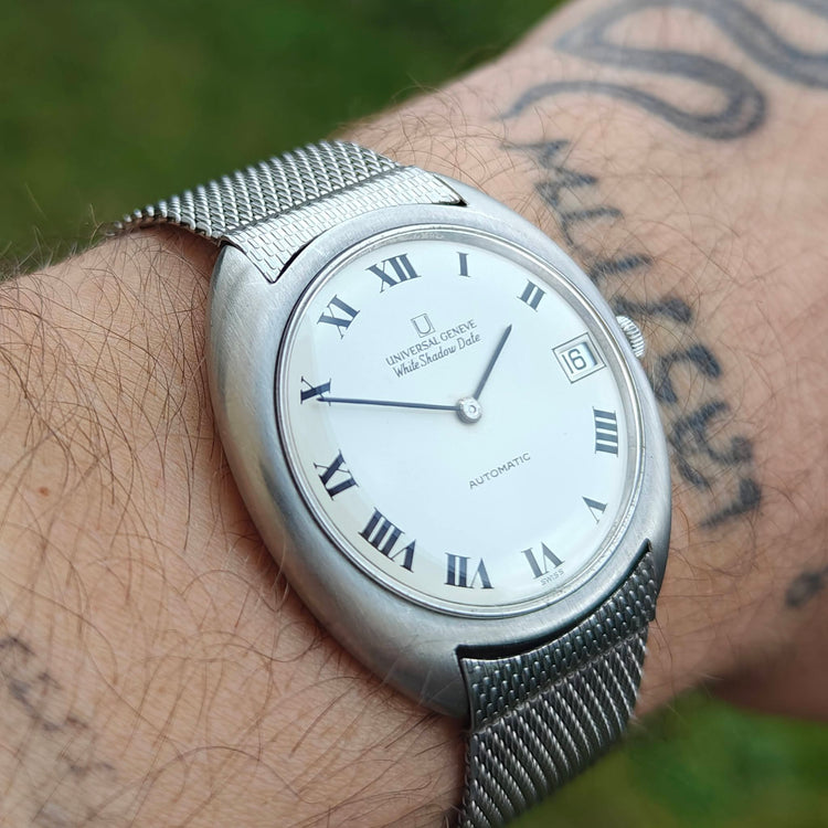 Universal Genève White Shadow Date: die Ära des Mikrorotors — Vintage-Armbanduhr fotografiert von Mamontrevintage
