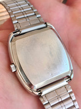 Load image into Gallery viewer, Universal Genève quartz eta
