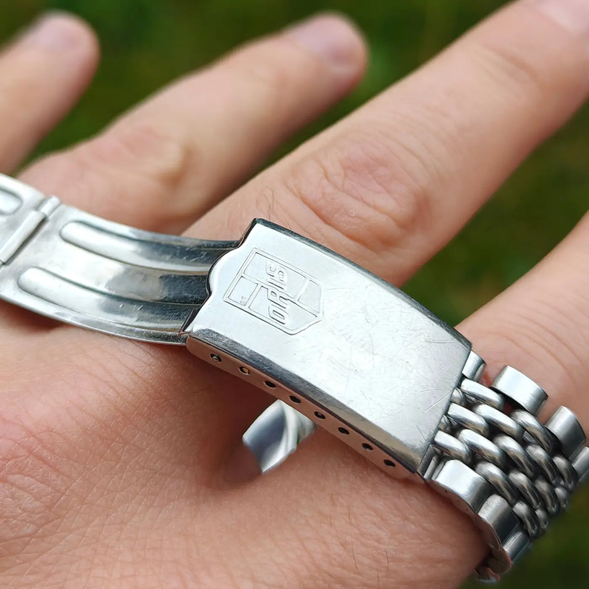 Oris Star Skin Diver: Detailaufnahme von Stahlarmband und Schließe