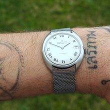 Load image into Gallery viewer, Universal Genève White shadow date 1-67 micro rotor
