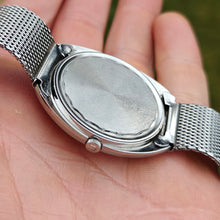 Load image into Gallery viewer, Universal Genève White shadow date 1-67 micro rotor
