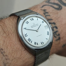 Load image into Gallery viewer, Universal Genève White shadow date 1-67 micro rotor
