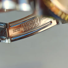 Charger l&#39;image dans la galerie, Tudor Prince Date automatique

