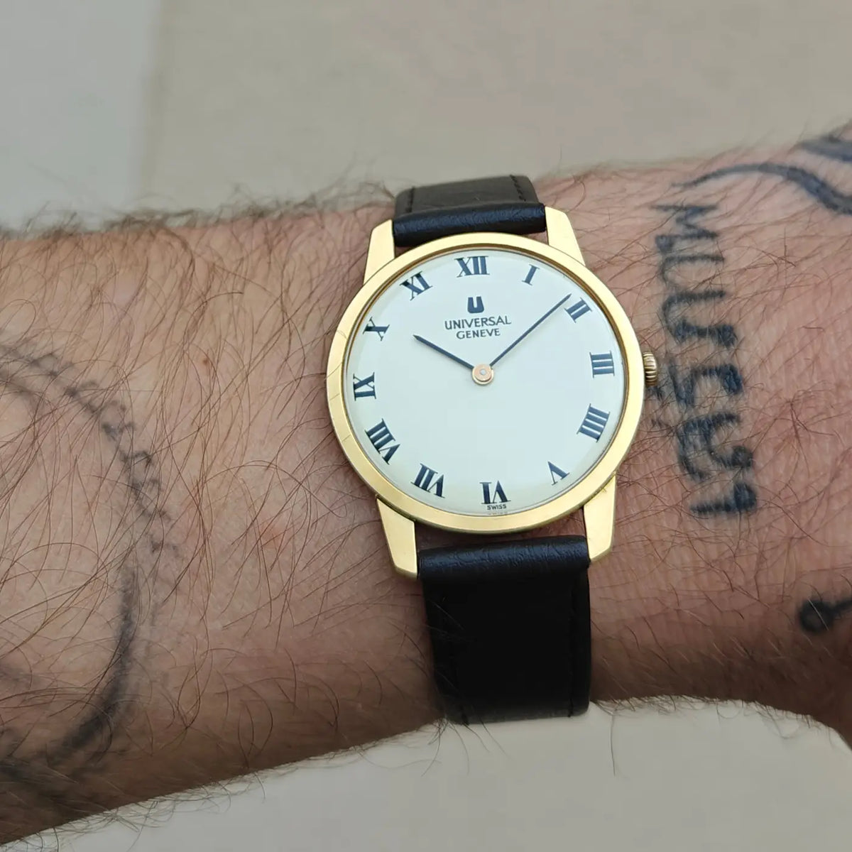 Universal Genève ultraflache Armbanduhr Kaliber 42 mit römischen Ziffern, schwarzem Lederband und Etui