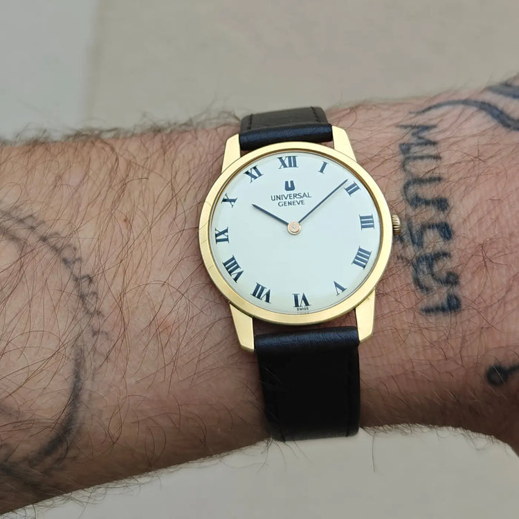 Universal Genève ultraflache Armbanduhr Kaliber 42 mit römischen Ziffern, schwarzem Lederband und Etui