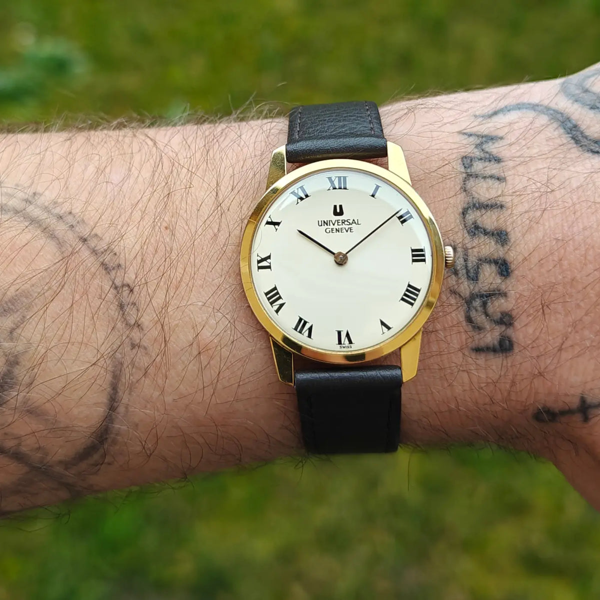 Universal Genève ultraflache Vintage-Uhr mit cremefarbenem Zifferblatt und schwarzem Lederband