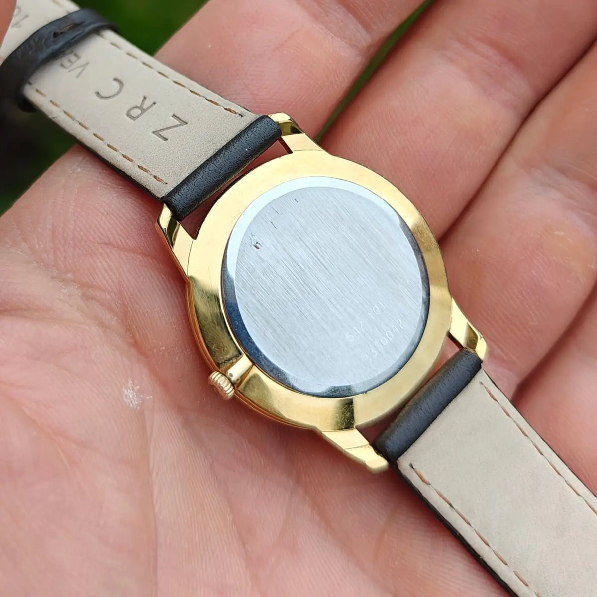 Universal Genève ultraflache Uhr mit römischen Ziffern, goldfarbenem Gehäuse und hellbeigem Lederband