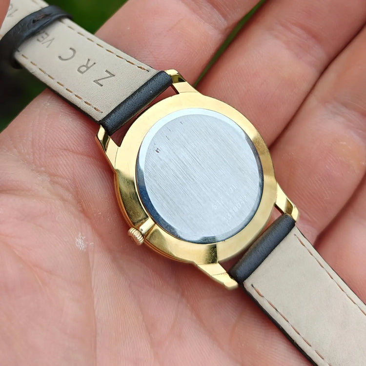 Universal Genève ultraflache Uhr mit römischen Ziffern, goldfarbenem Gehäuse und hellbeigem Lederband