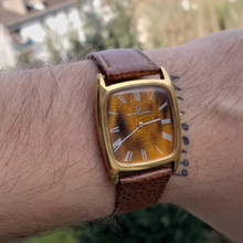 Load image into Gallery viewer, Rare Universal Genève &quot;Tiger Eye&quot; des 60&#39;s
